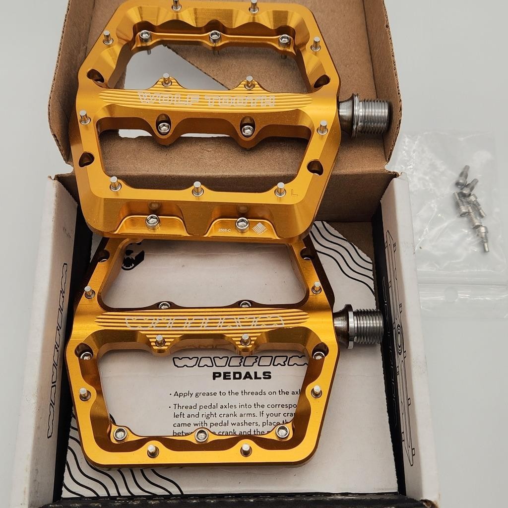 Wolf Tooth Waveform Gold MTB Pedals Platform Large Alloy 9/16″ OPEN PACKAGE