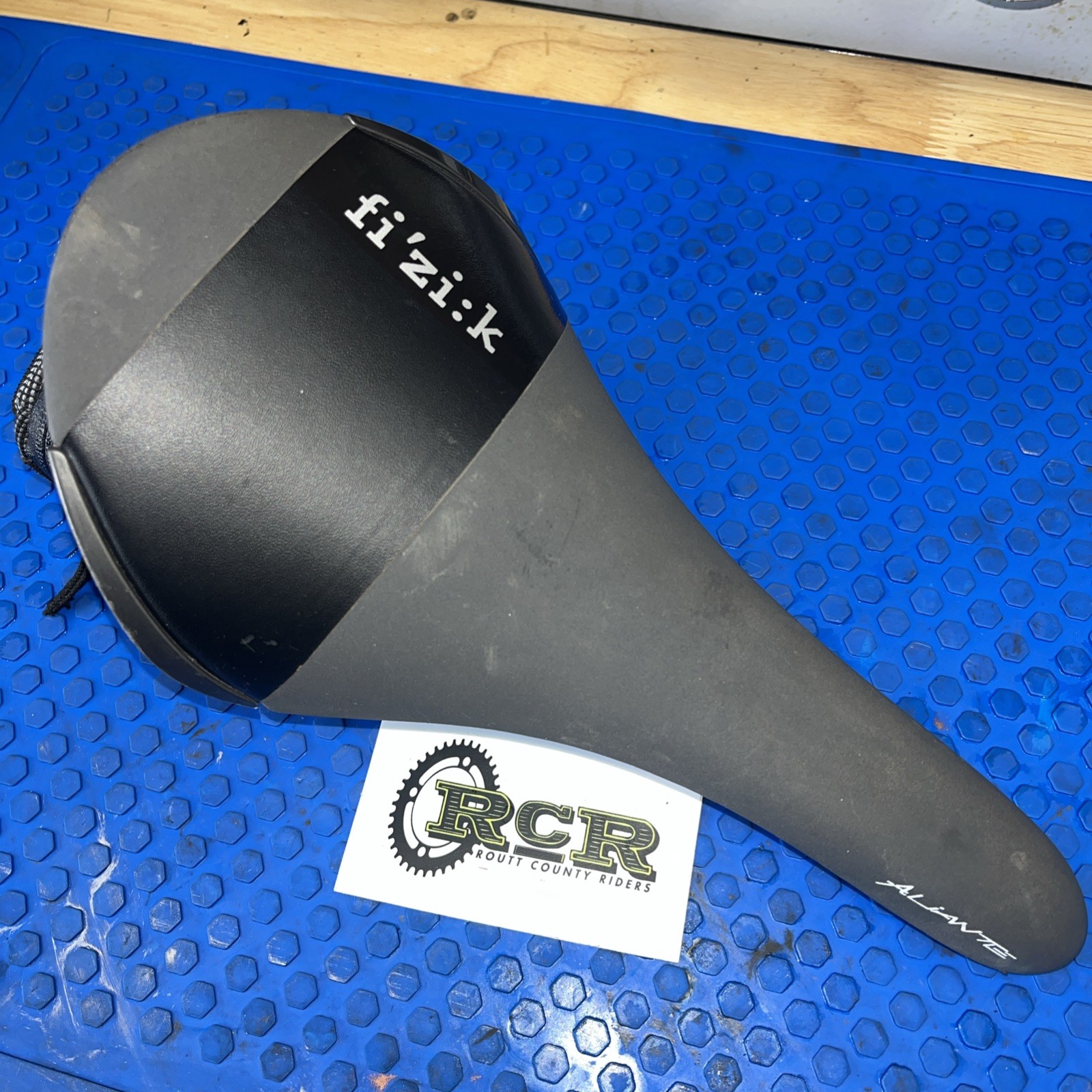 Fizik Aliante R3 Men’s Saddle – Black Carbon With Integrated Seat Bag