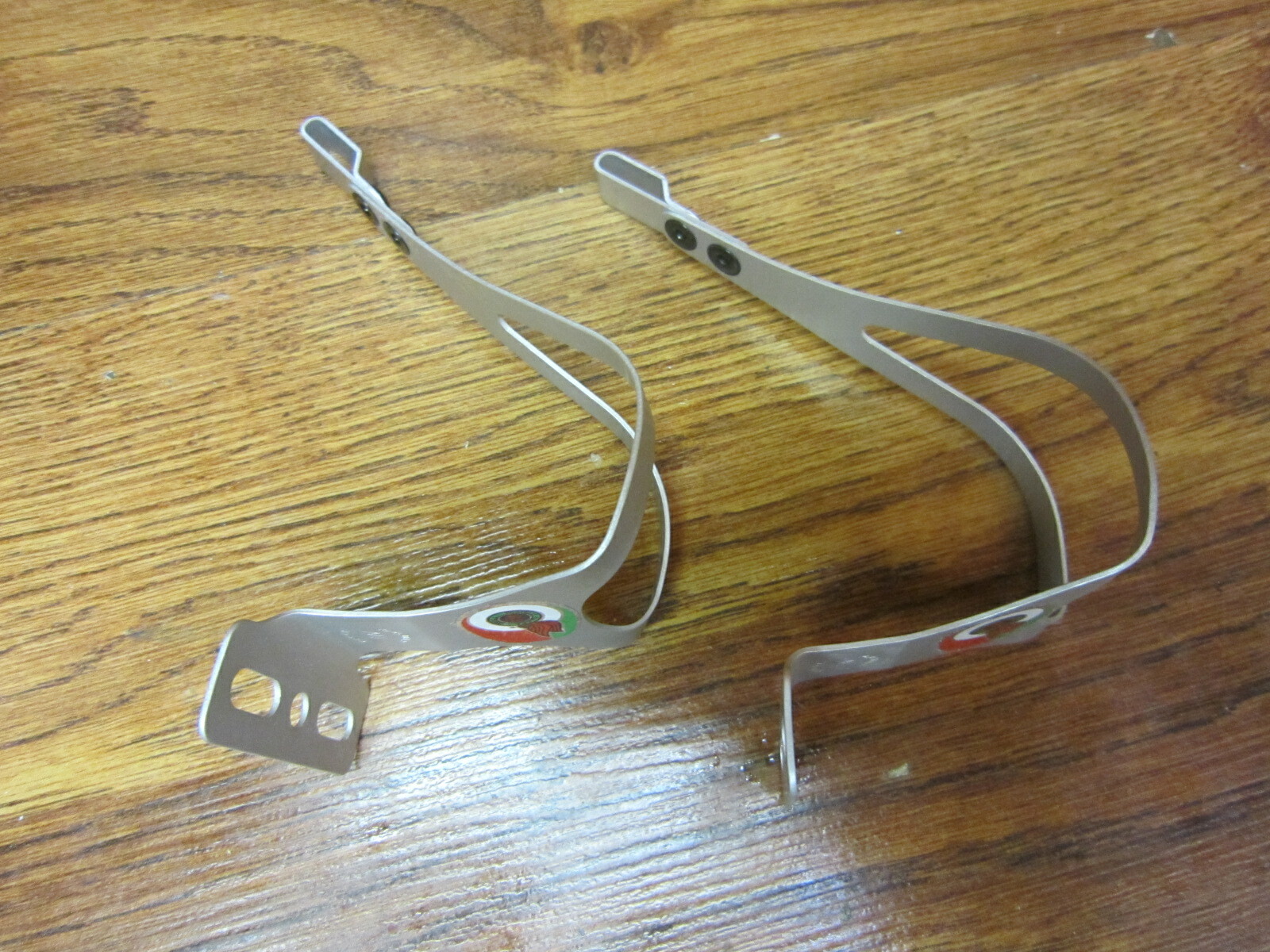 NOS ALE TOE CLIPS – SILVER ANODIZED ALLOY – MEDIUM – 97 L.D.