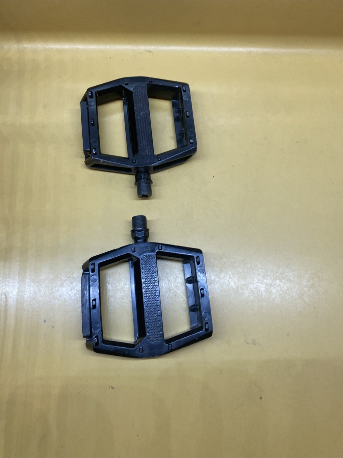 Black HF HF-708 Aluminum 9/16″ Flat / Platform Pinned MTB Pedals With Reflectors