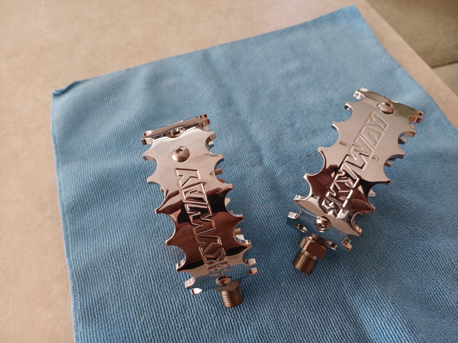 Bullseye Skyway Cage Pedals Chrome and Gold 9/16