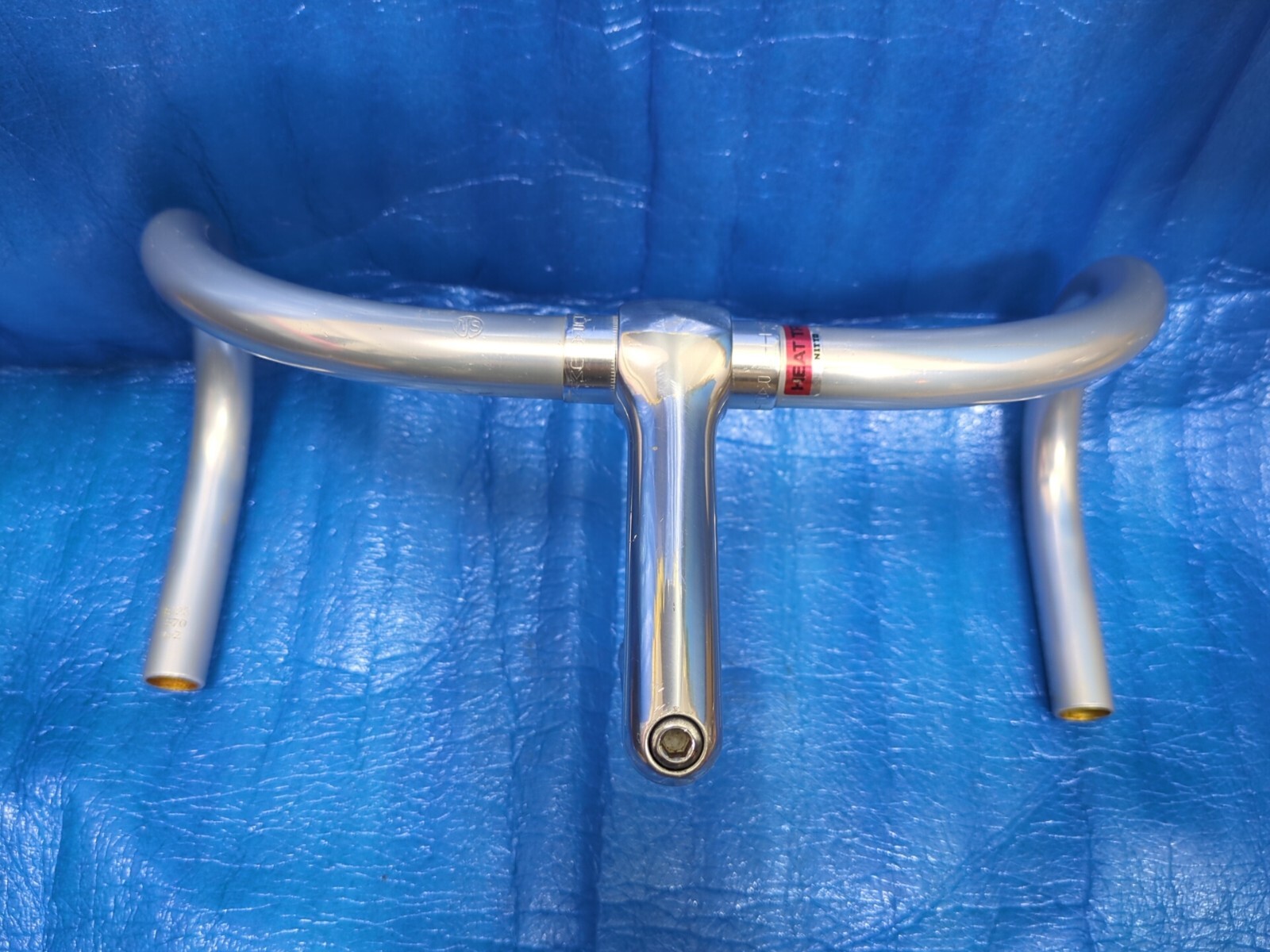 Nitto B123 Aluminium 370mm NJS Handlebar + Nitto Jaguar 110mm Alminium Stem