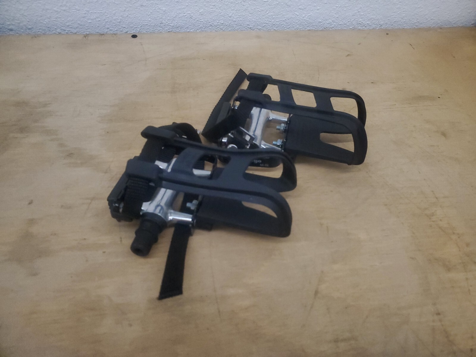 Bicycle Platform Pedals with Plastic Toe Clips and Straps (9/16″)