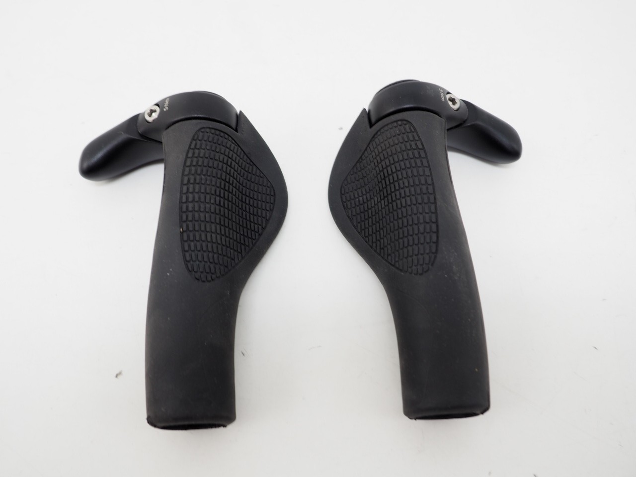 Ergon GC2 Bicycle Grips Lock-On with Bar Plugs Black/Gray – Good Condition