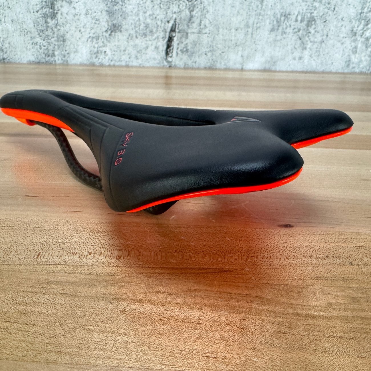 Low Mile! Astute Sky Lite 3.0 7x9mm Carbon Rails 135mm Bike Saddle 196g