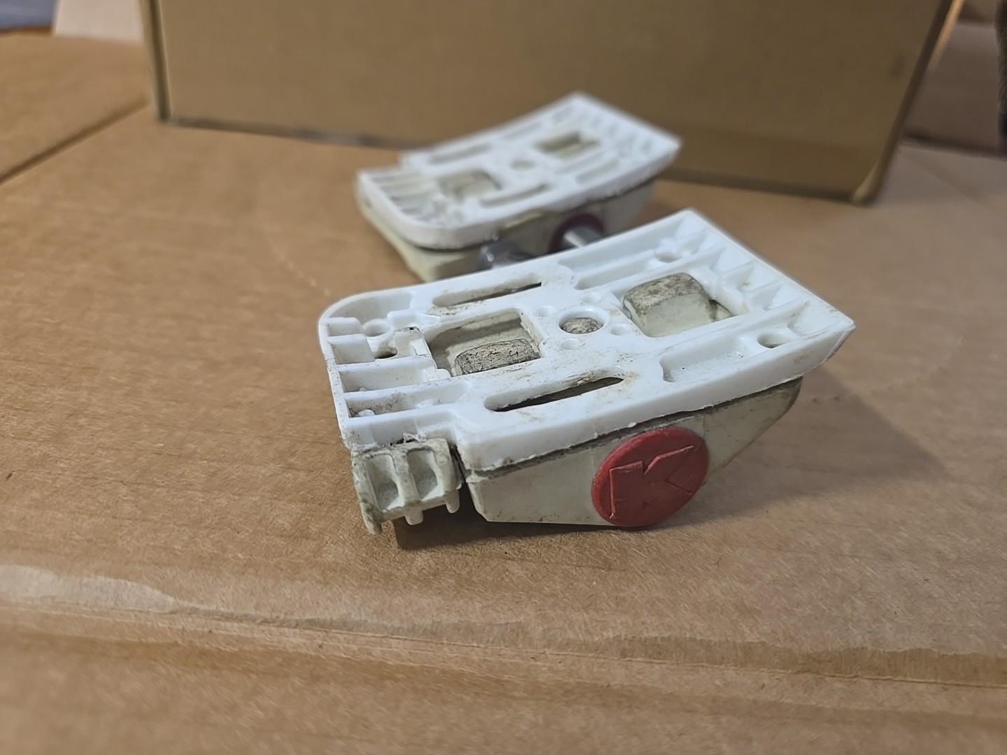 RARE KIWI CLIPLESS PEDALS WITH ATTACHMENTS NEW ZEALAND/AUSTRALIA 1990s / White