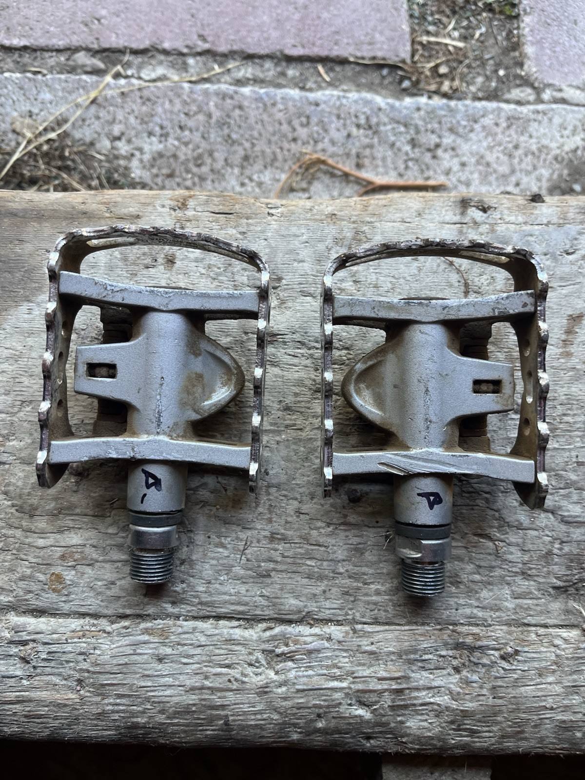 Shimano PD-M324 Dual Sided Mountain Bike Flat/Clipless Pedals SPD 2-Bolt Touring