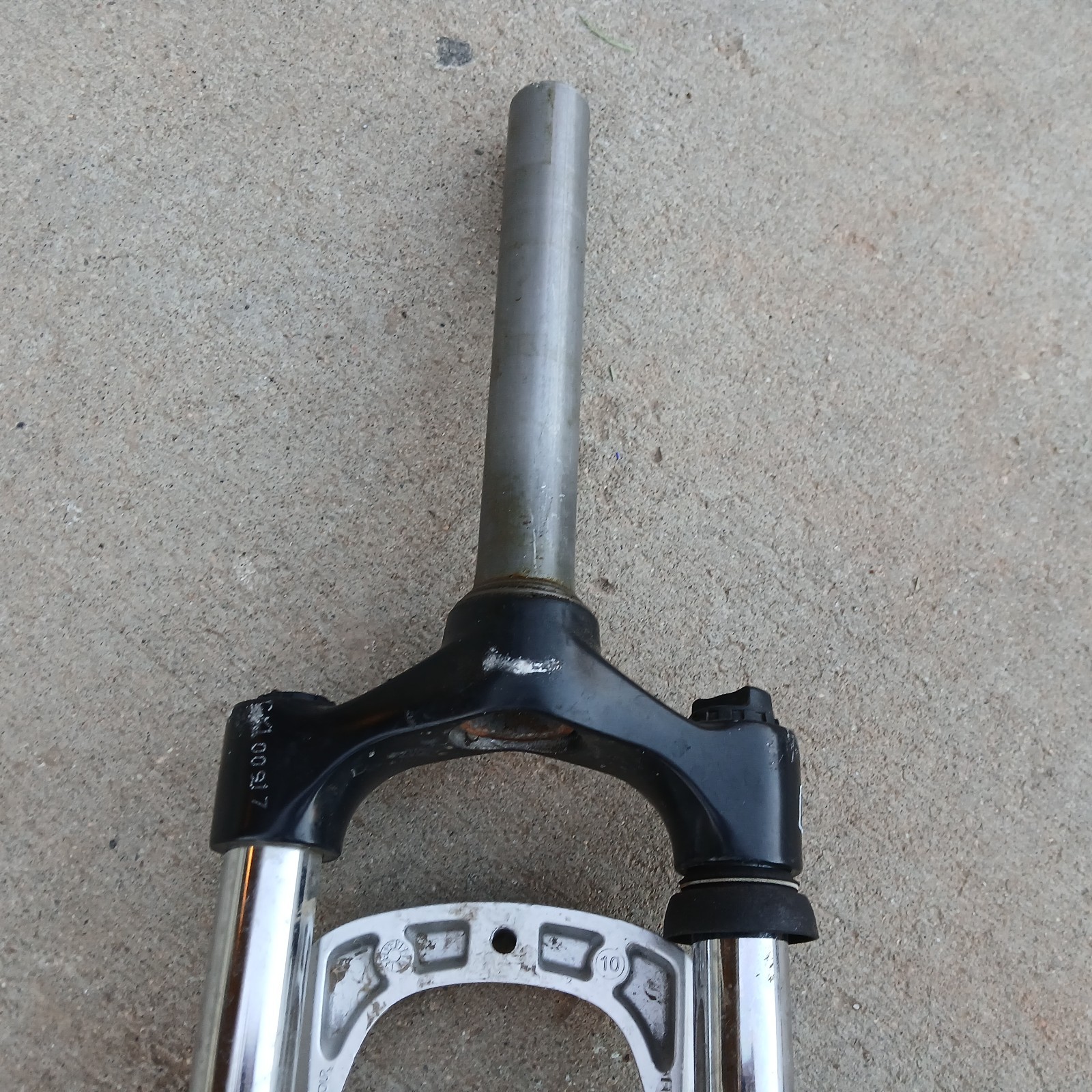 SR Suntour Suspension Fork 24.5” SF11-XCT-JR-24 from a Specialized Hotrock