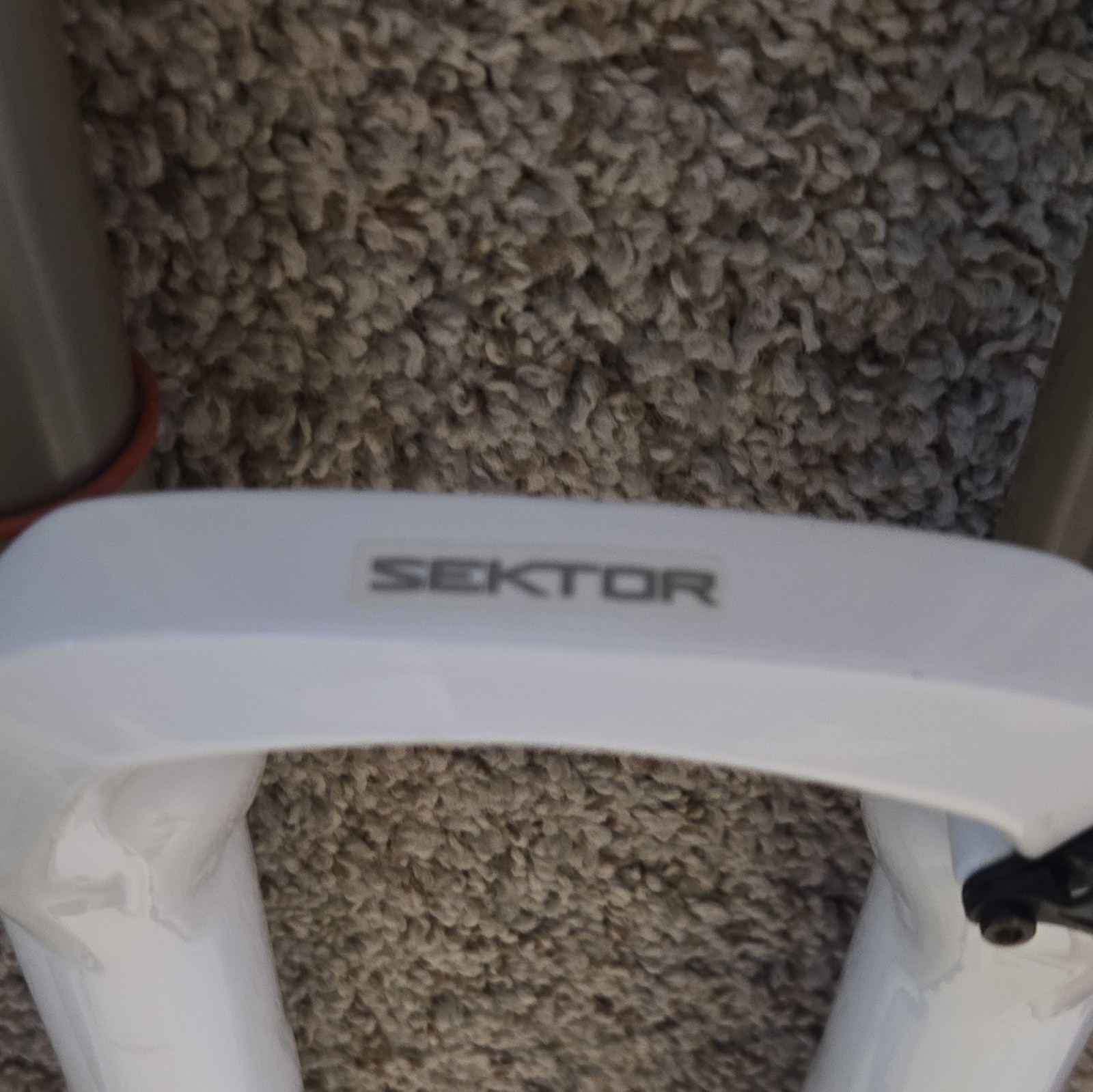 RockShox Sektor RL 26in 150mm Solo Air Lockout Rebound 1 1/8 White