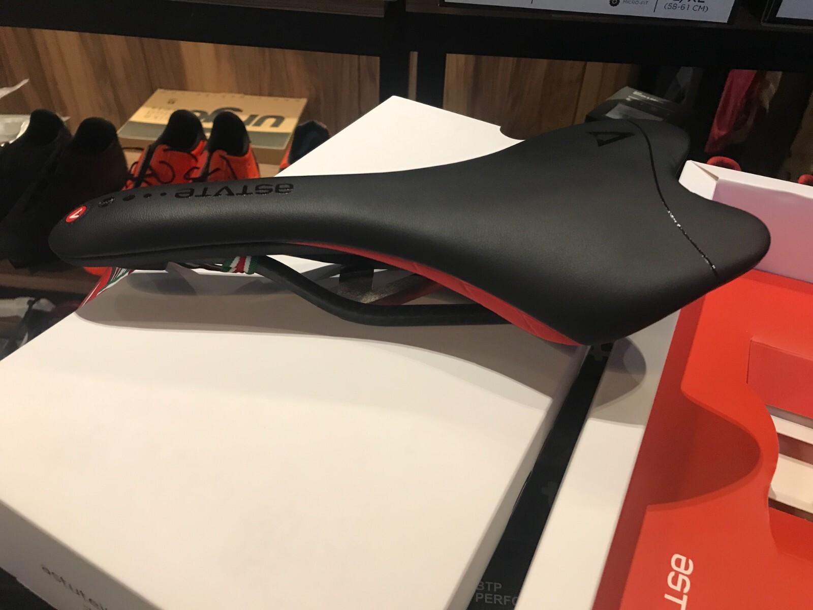 Astute Skylite SR Bike Saddle black-red-BLACK 135mm Carbon Rail Road