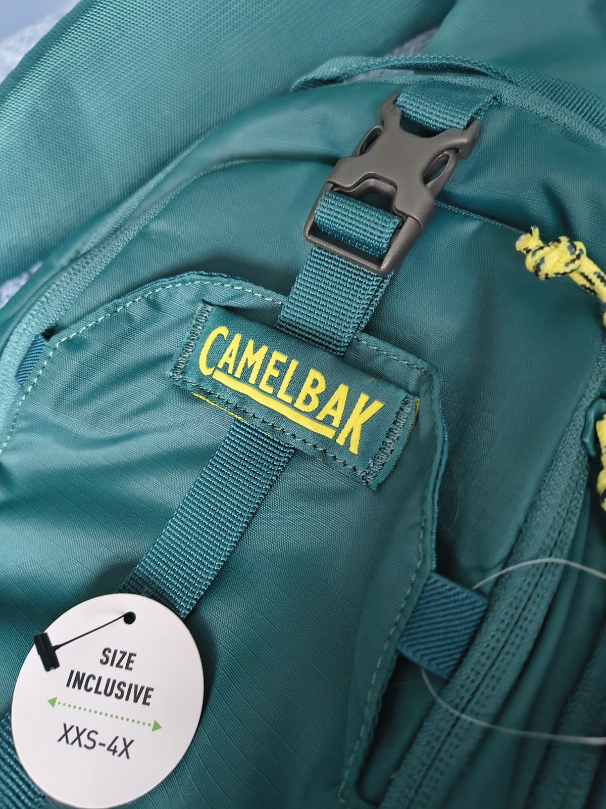 Camelbak New Arete 8 Sling Bag 32oz Compatible Green/Yellow