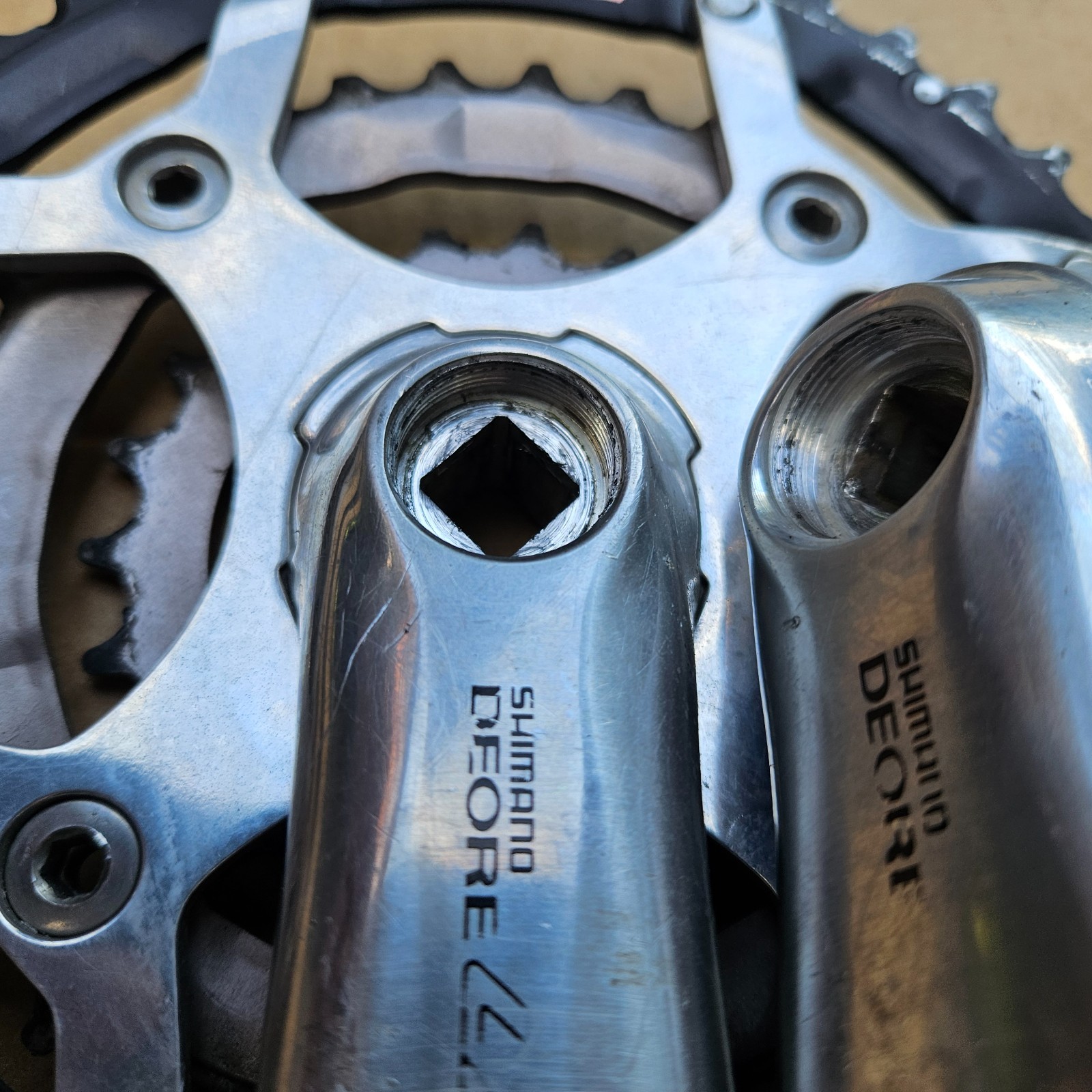Shimano Deore LX 175mm Triple Crankset FC-M569 44/32/22 Square Taper 104/64 BCD