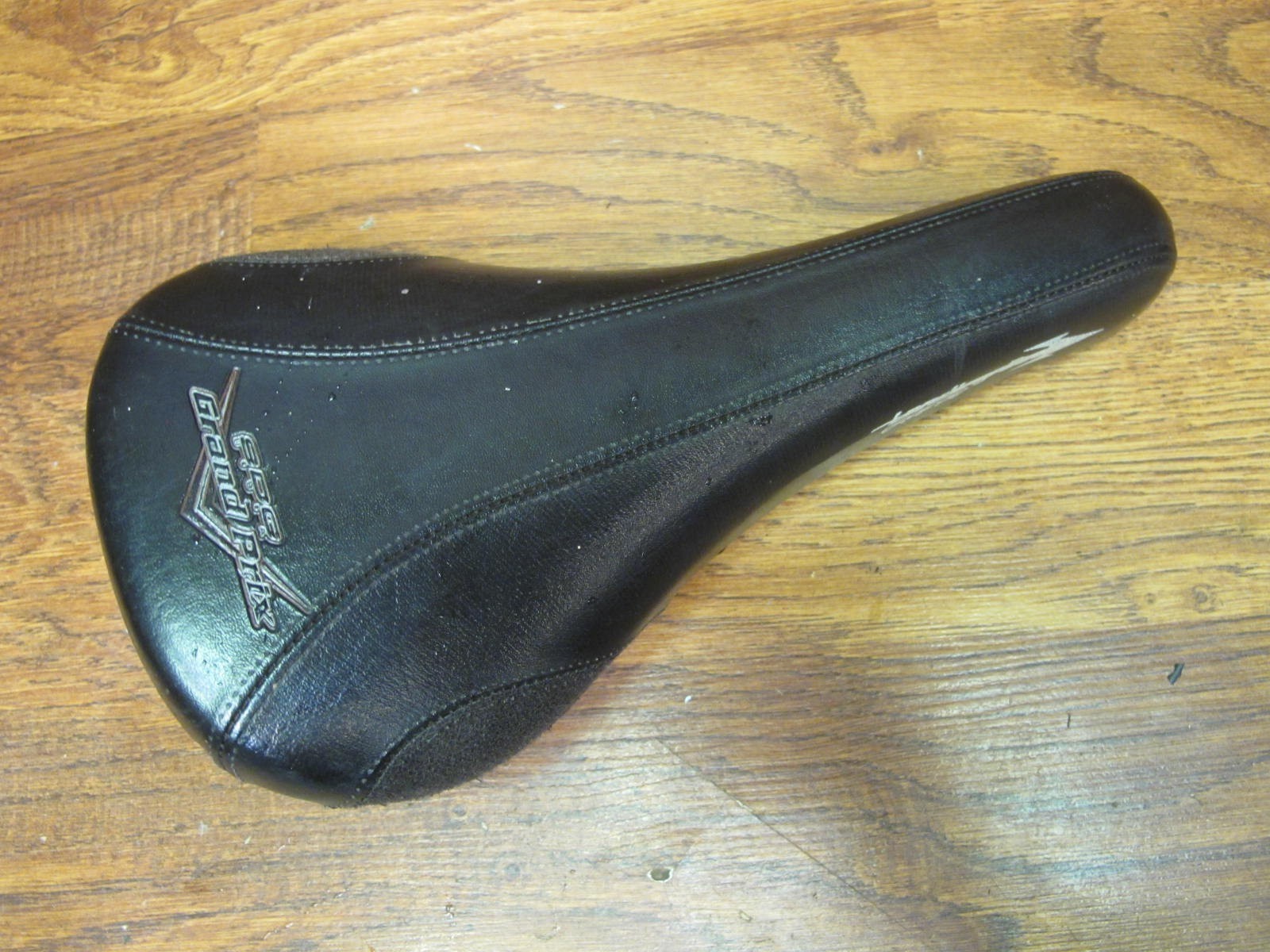 SDG GRAND PRIX RACING SADDLE