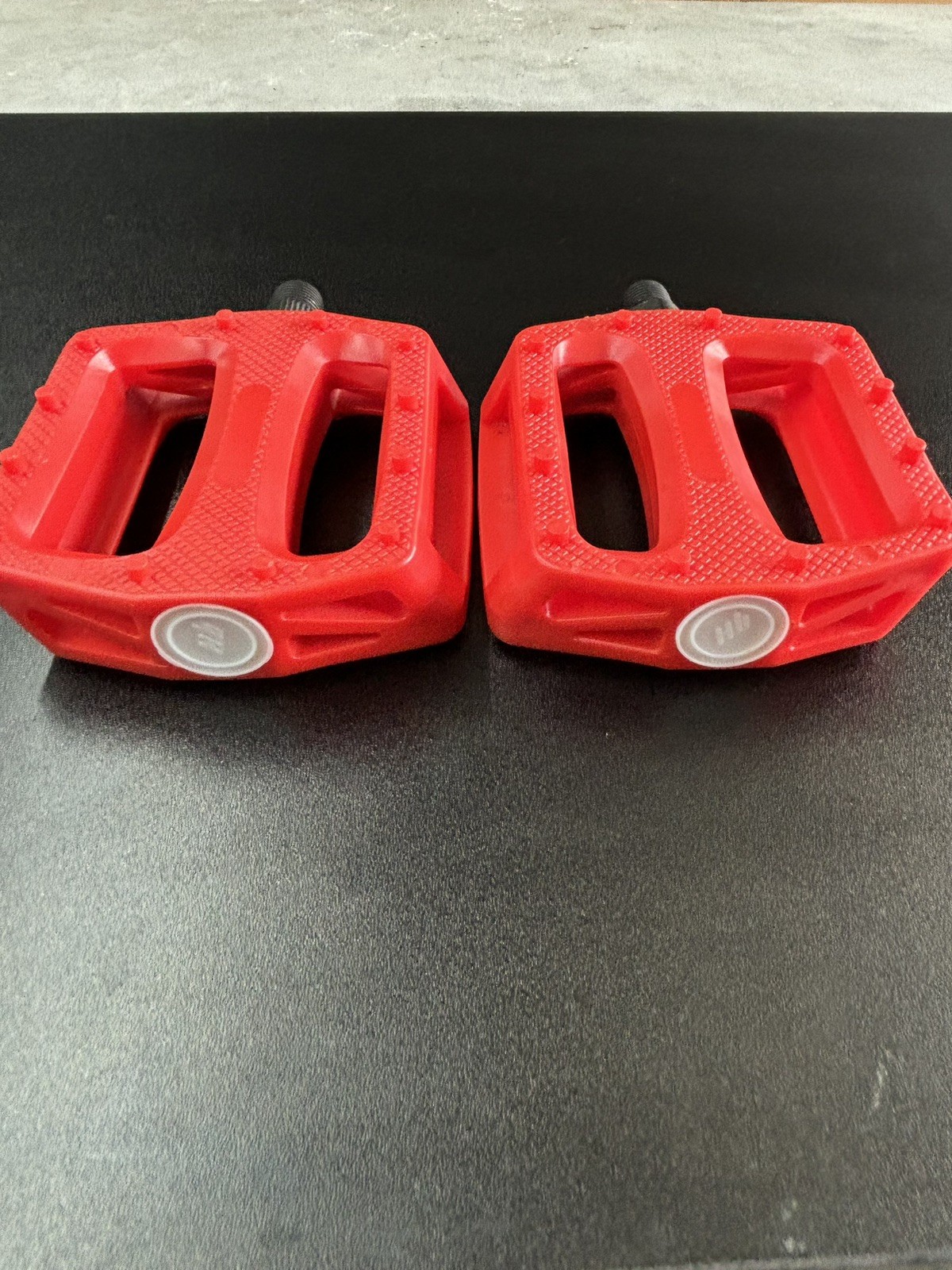 Resin Body Pedals 9/16″ RED