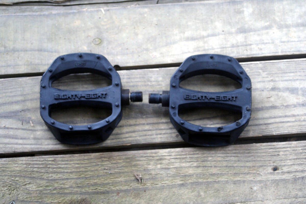 EIGHTY-EIGHT 1/2 plastic pedal flat