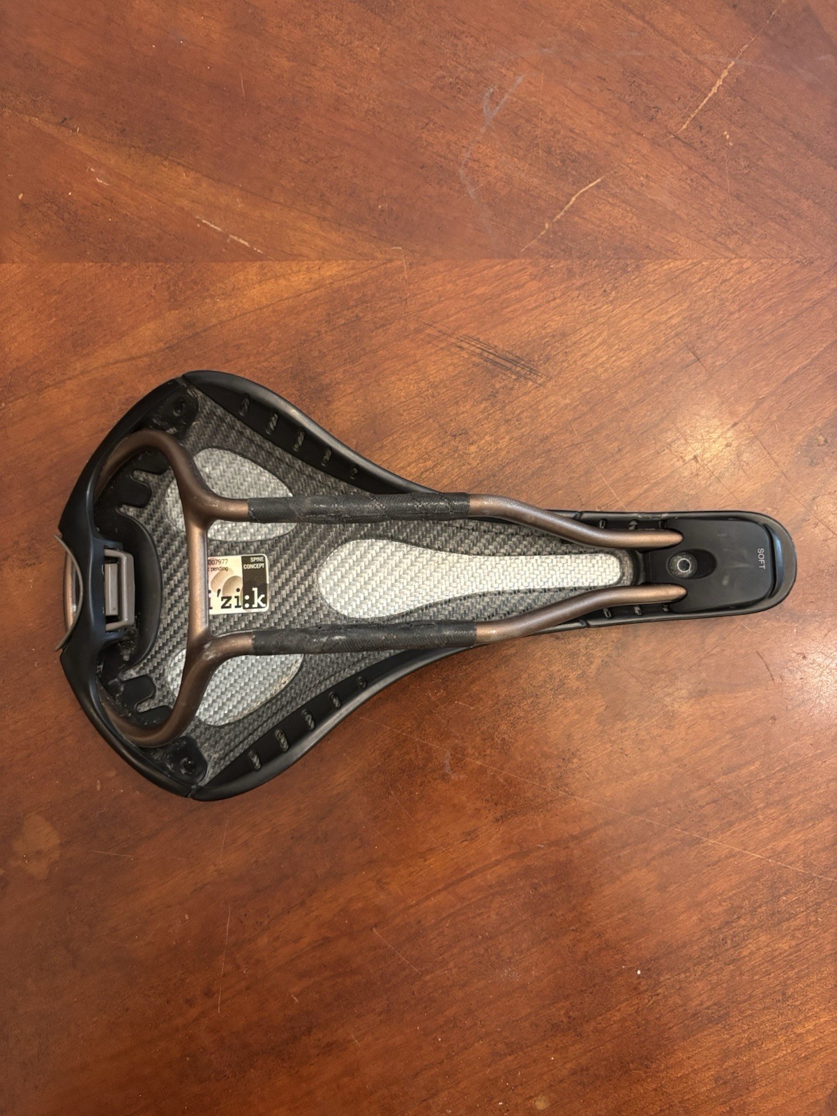 Fizik Kurve Bicycle Saddle Carbon Fiber Leather Black