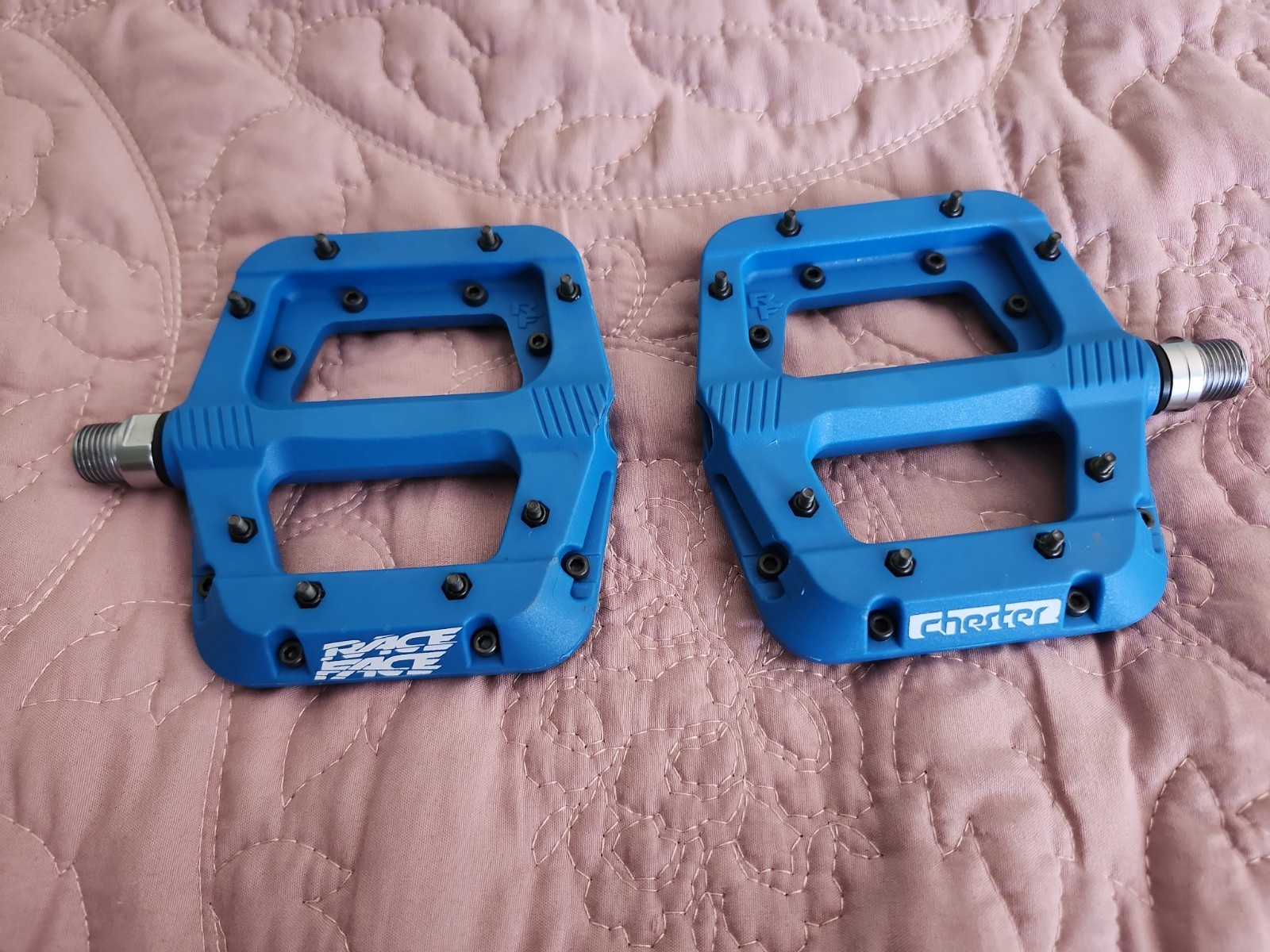 RACE FACE – CHESTER PLATFORM MOUNTAIN BIKE PEDALS – 9/16″ – TEAL