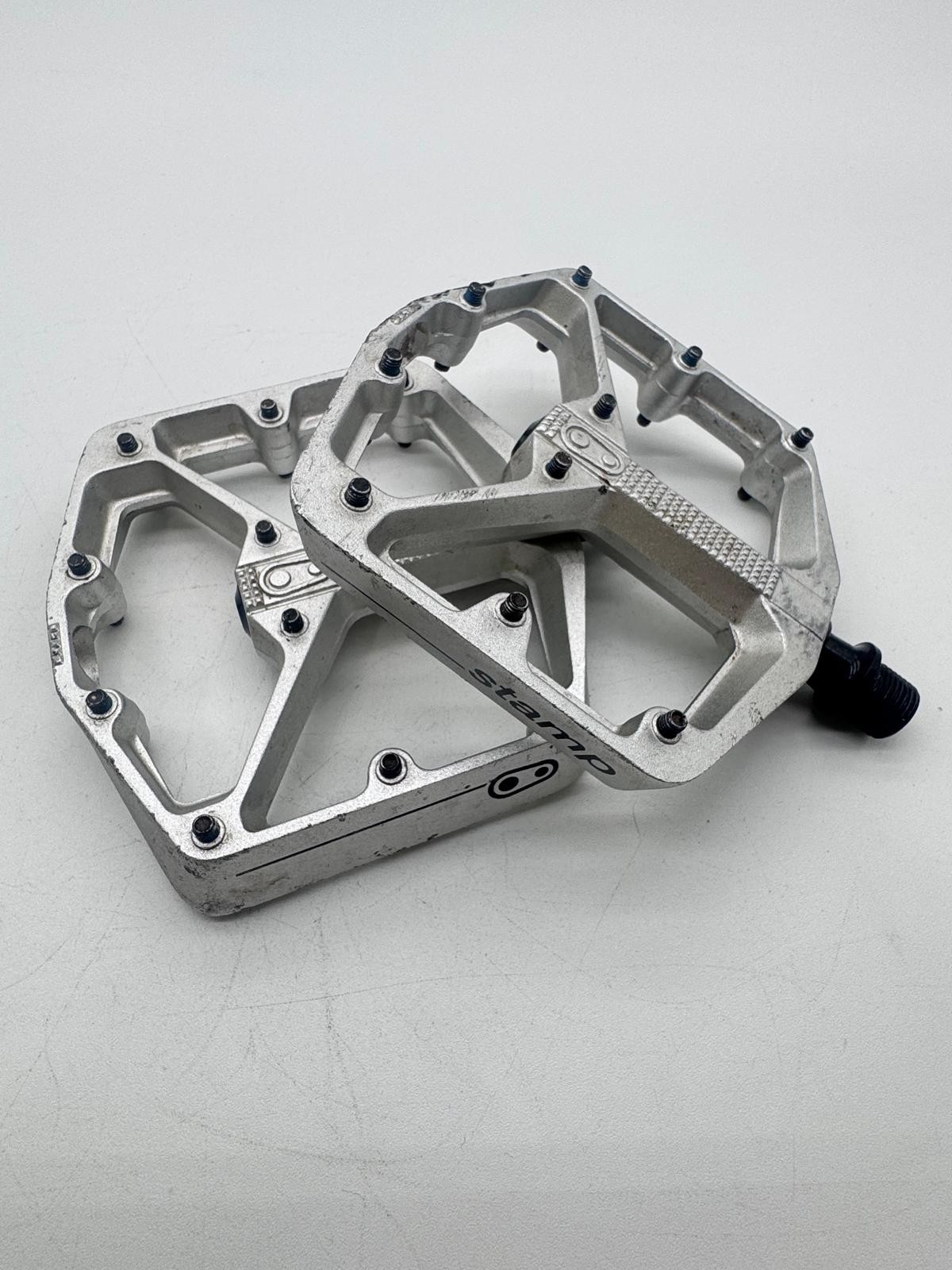 Crank Brothers Stamp Platform Pedals 9/16″ Aluminum Raw Silver LG