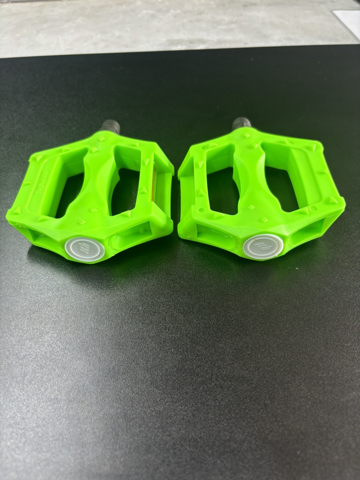 Resin Body Pedals 9/16″ NEON GREEN