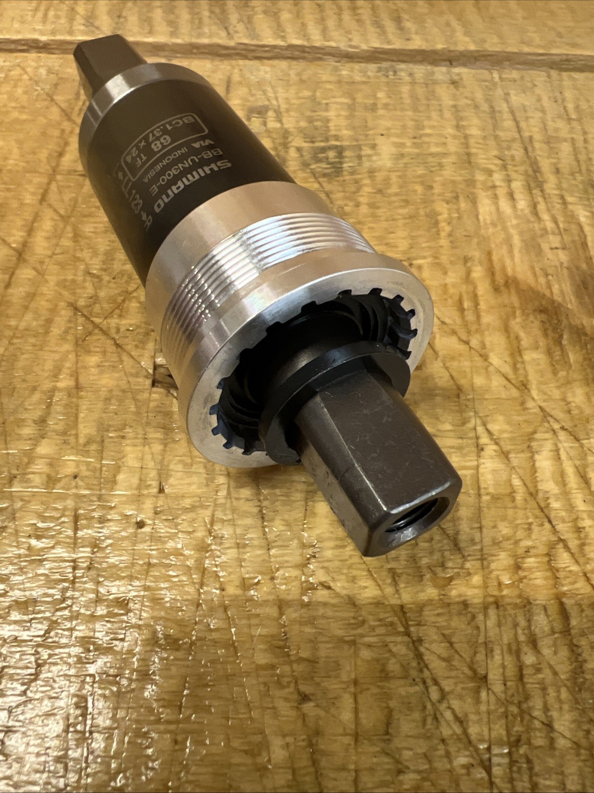 New Shimano BB-UN300-E LL123 Square Taper BB British 68mm : 122.5mm Silver