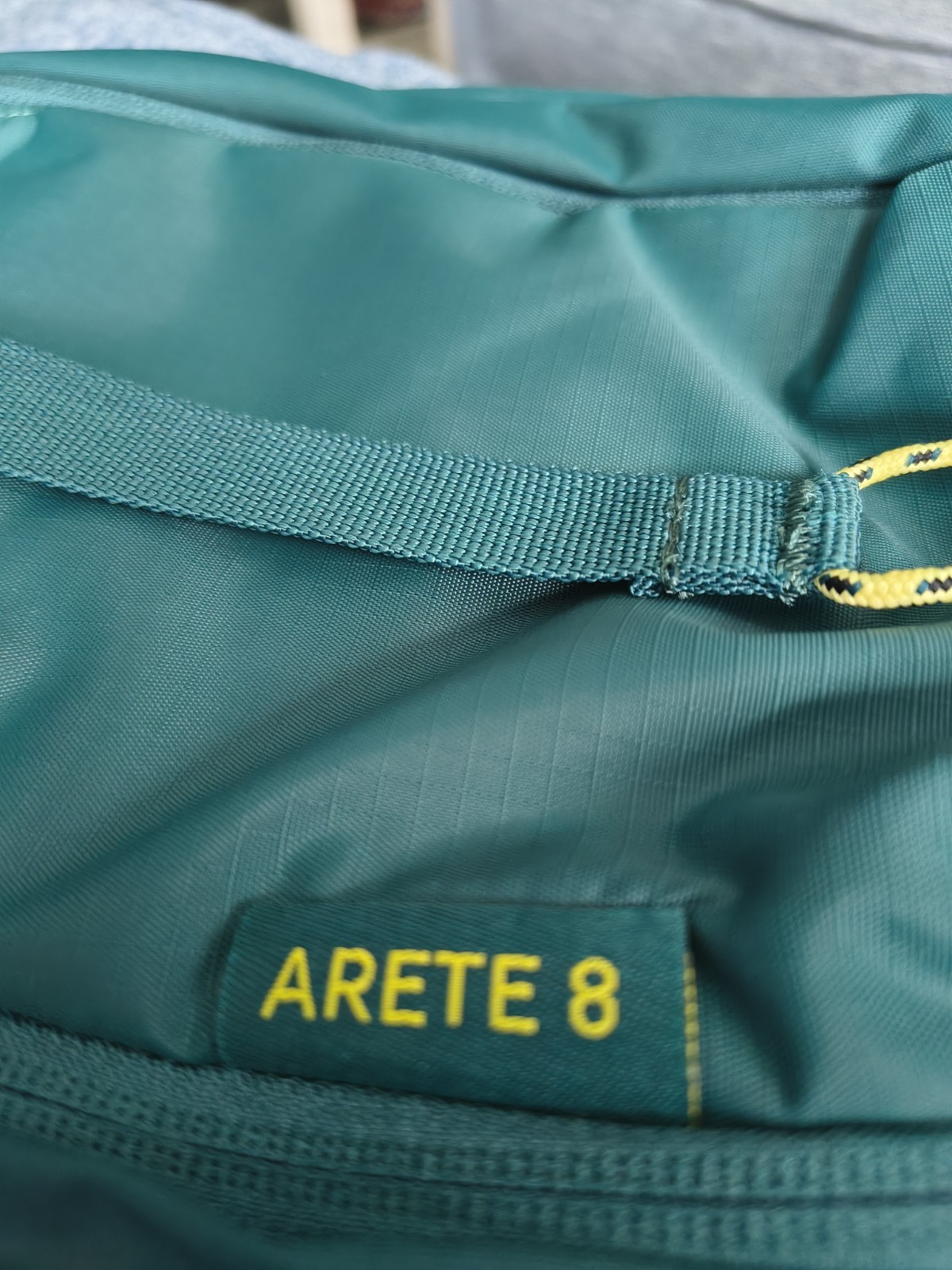 Camelbak New Arete 8 Sling Bag 32oz Compatible Green/Yellow