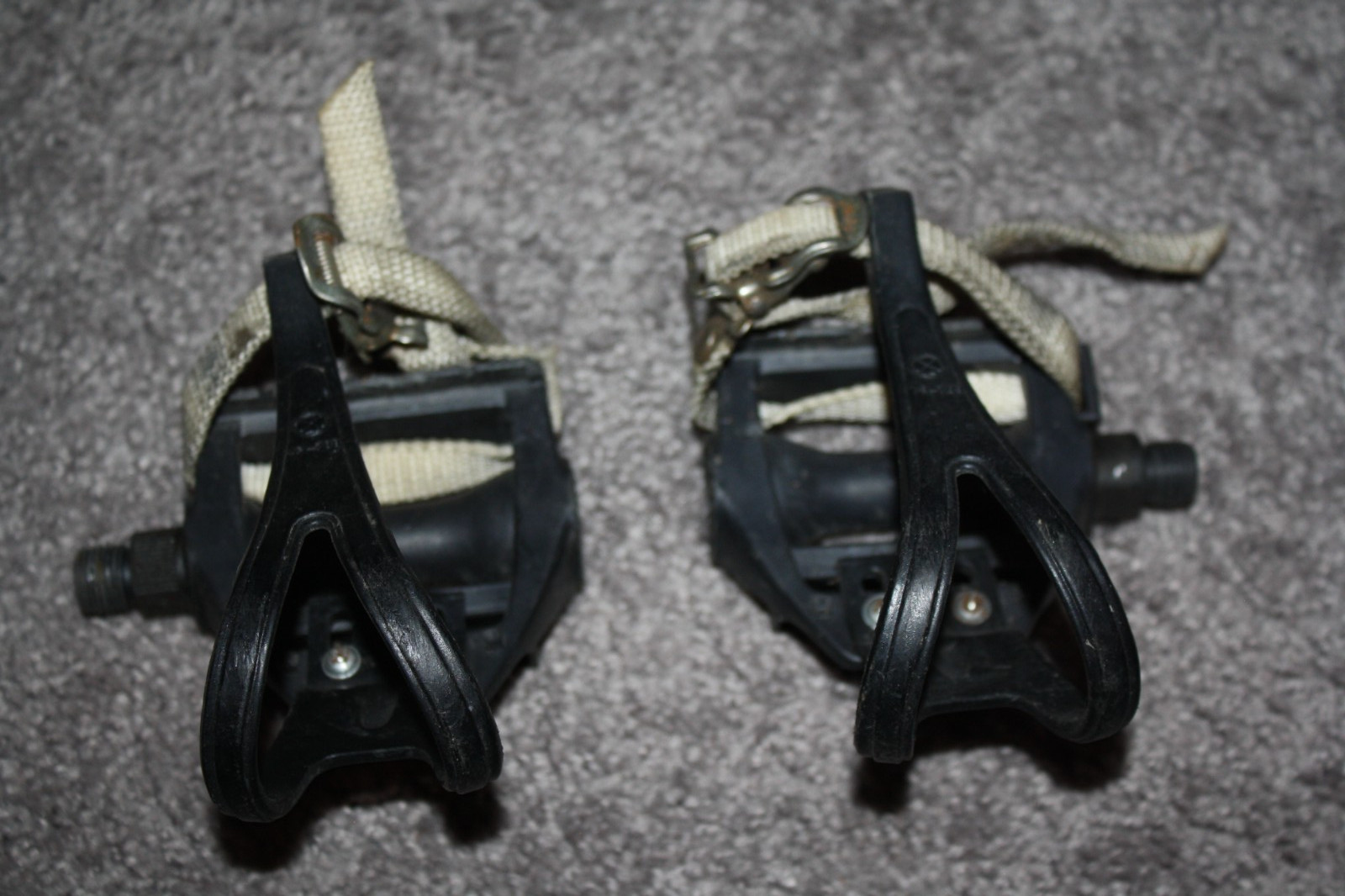VP 390 Bike Pedal Set 9/16″ with VP-709 Toe Trap Left & Right