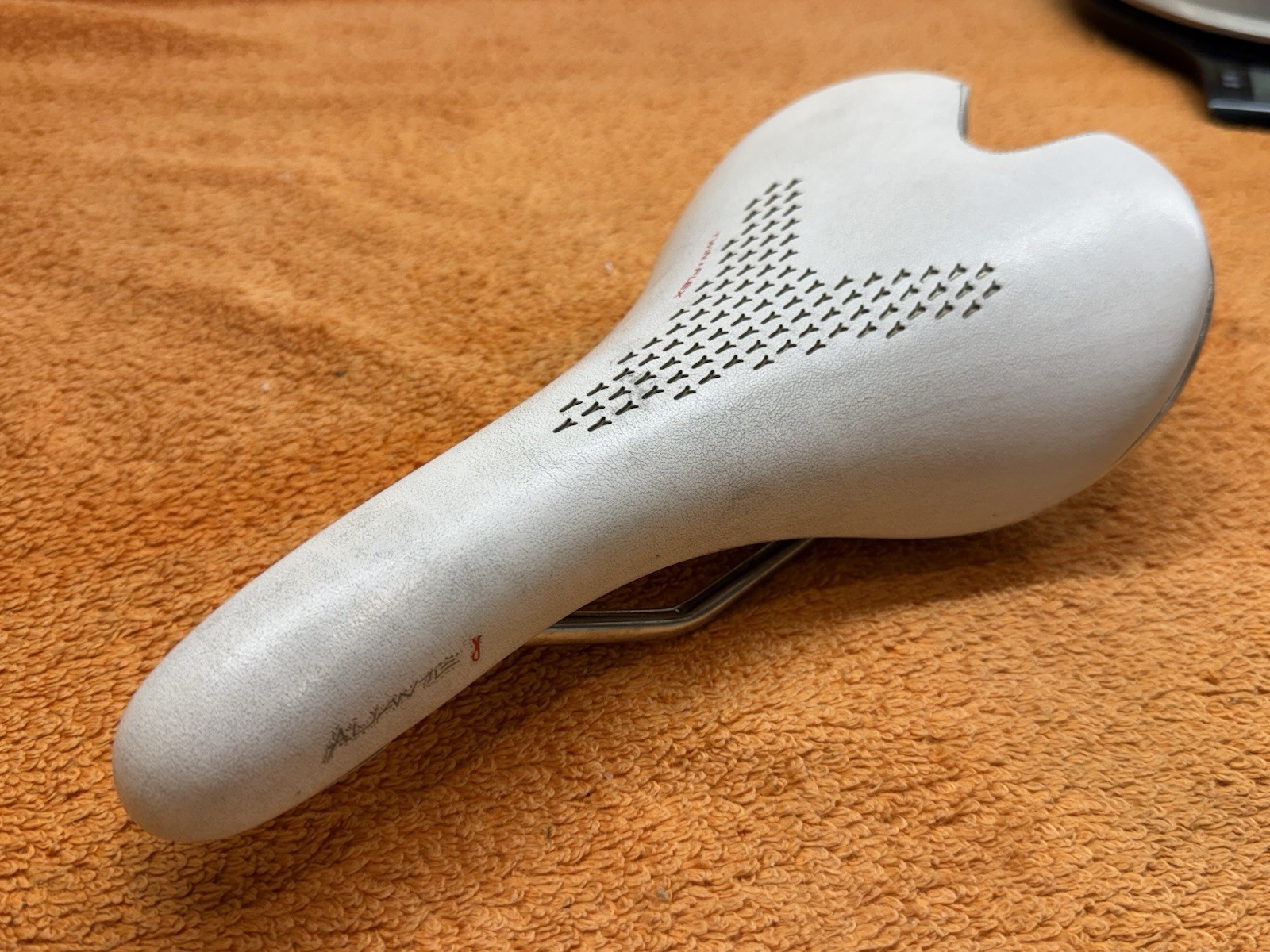 Fizik Aliante White Saddle 142mm Twin Flex Kium rails Handmade in Italy 245g
