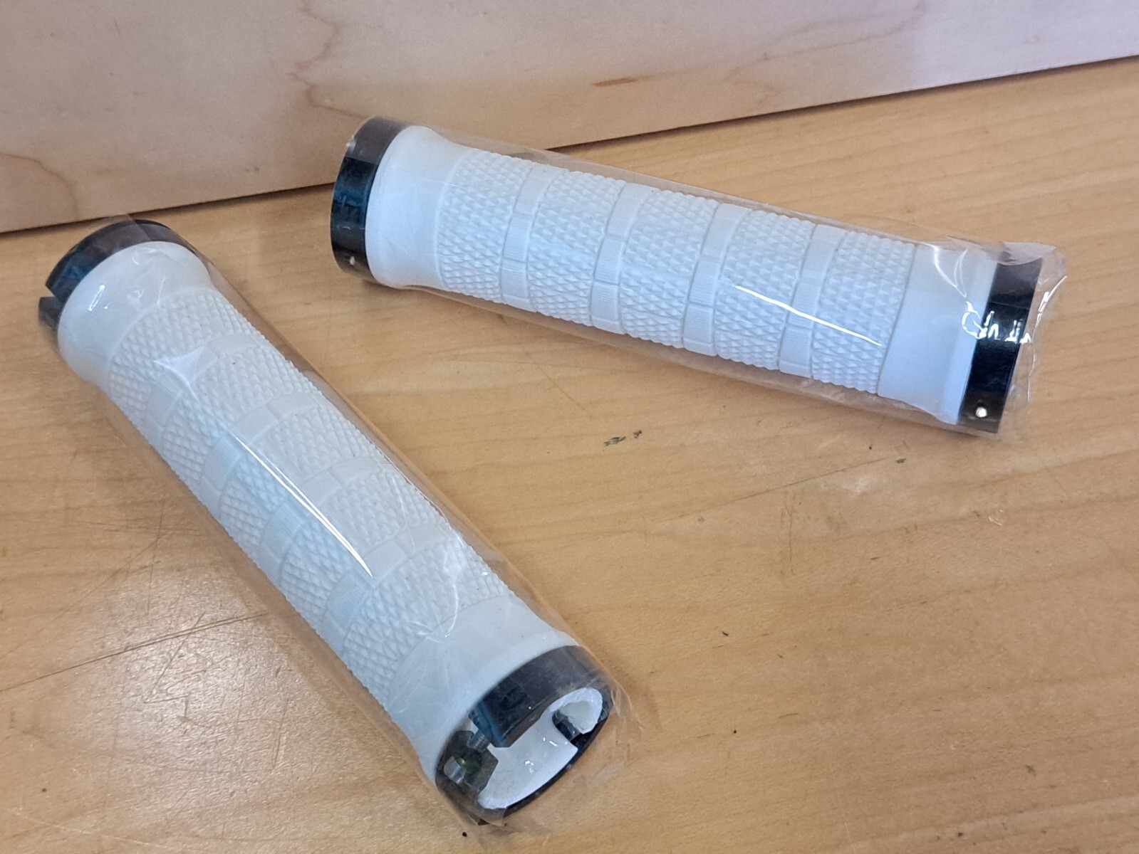 NOS Bontrager Dual Locking Grips / White & Black