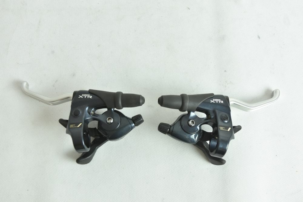 SHIMANO XTR st-m900 shifting brake levers 3×8 NOS – NEVER USED !