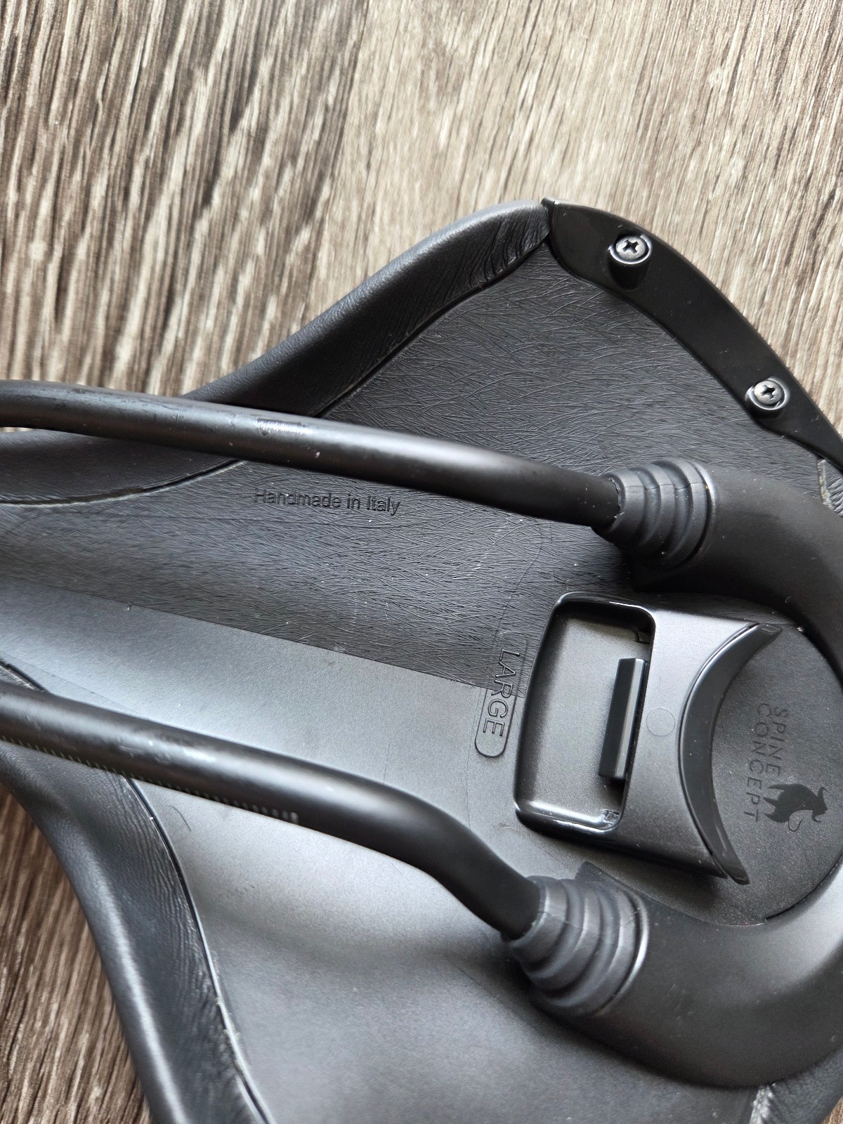 Fizik Aliante Delta Saddle, Large
