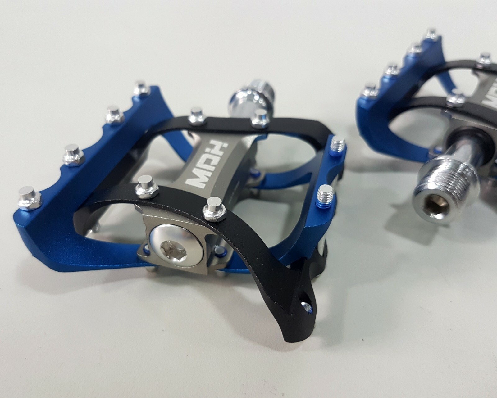 MDH Change – Small Area PVB03 275g 92x75x30mm Bicycle Pedal Black Blue