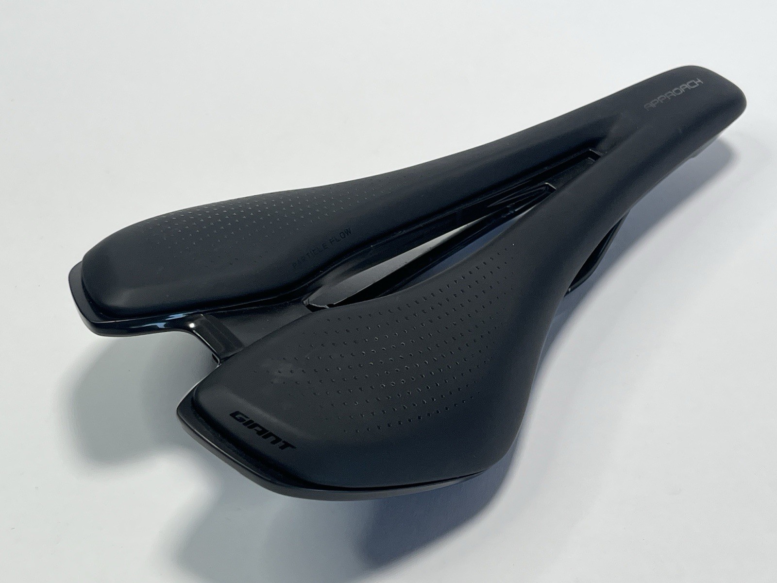 Giant Approach Particle Flow Bicycle Saddle 145mm