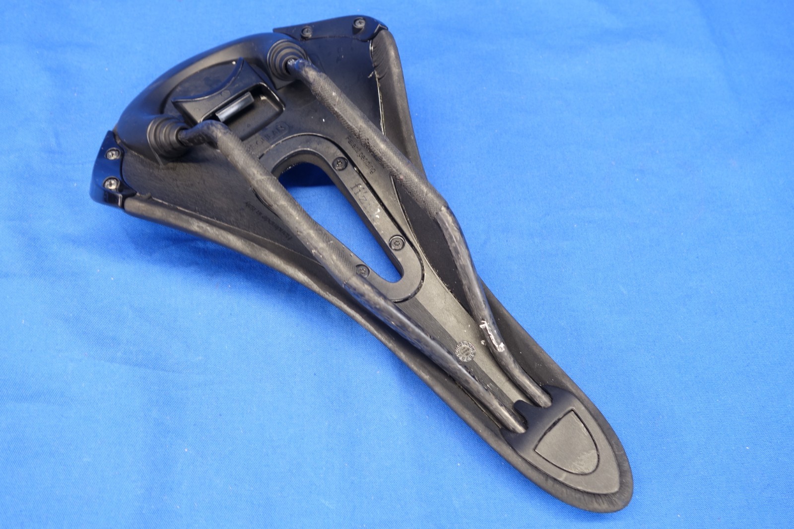 Fizik Aliante Open R1 Bike Saddle, Bicycle Seat, Carbon 7 x 9mm Rails