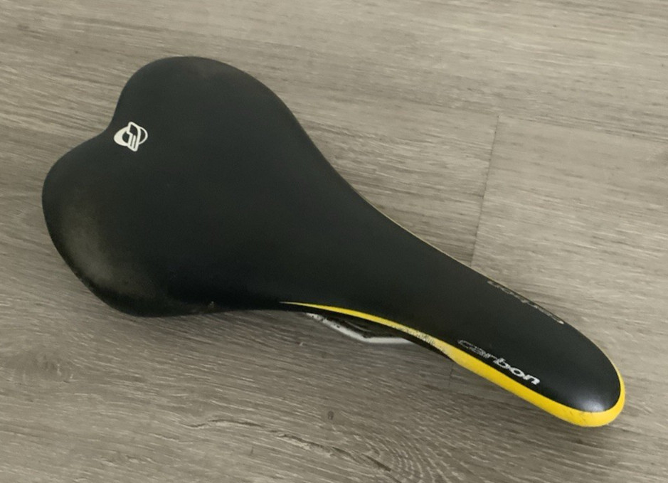 VELO SADDLE CHROMOLY CARBON 135 MM X 275 MM 210 GRAMS