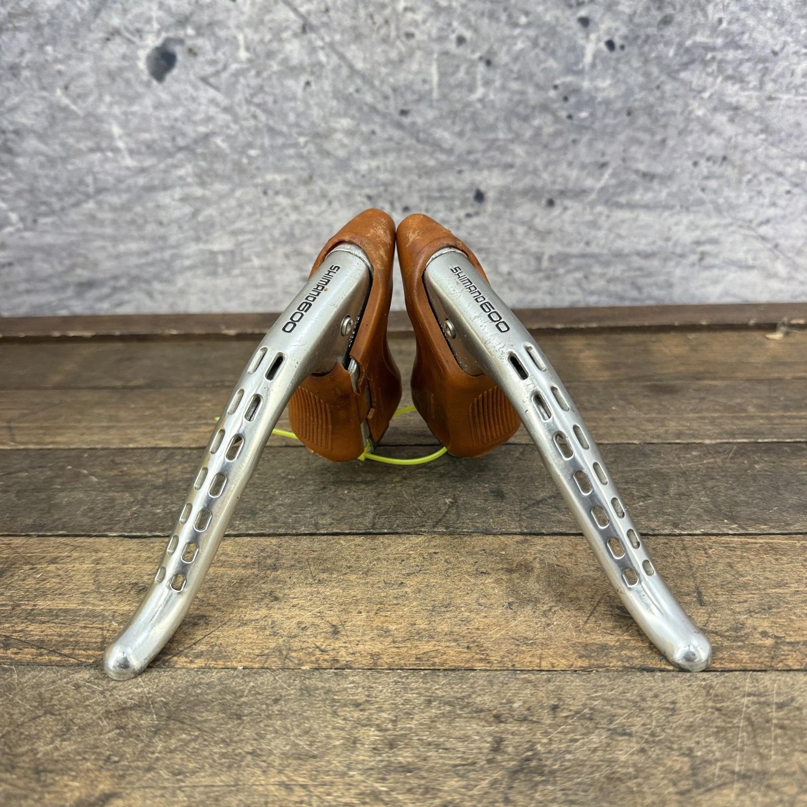Vintage Shimano 600 BL-6207 Brake Levers Pair Drilled Gum Hoods Non-Aero