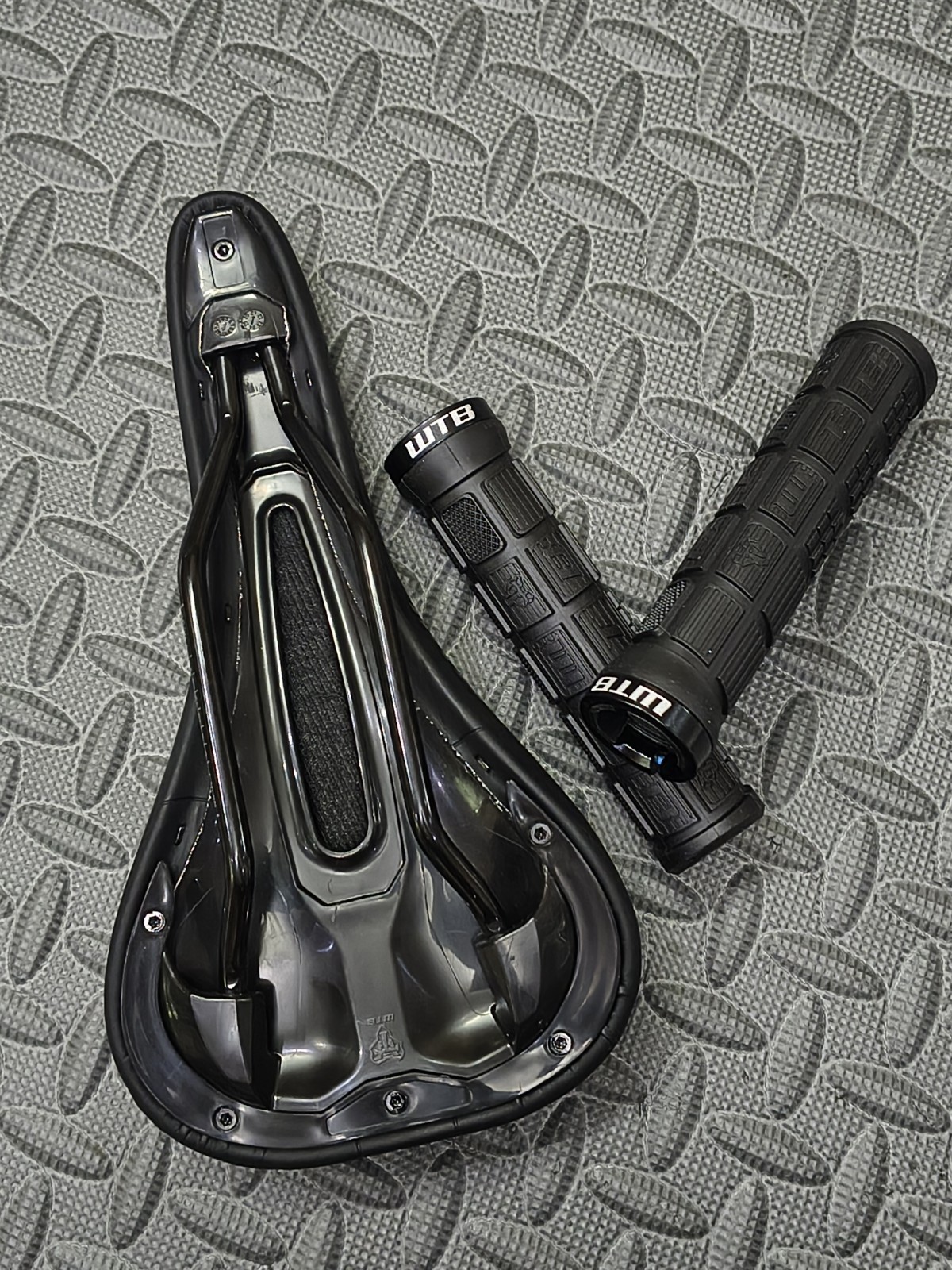WTB Volt 130mm x 255mm Saddle & Grips Set