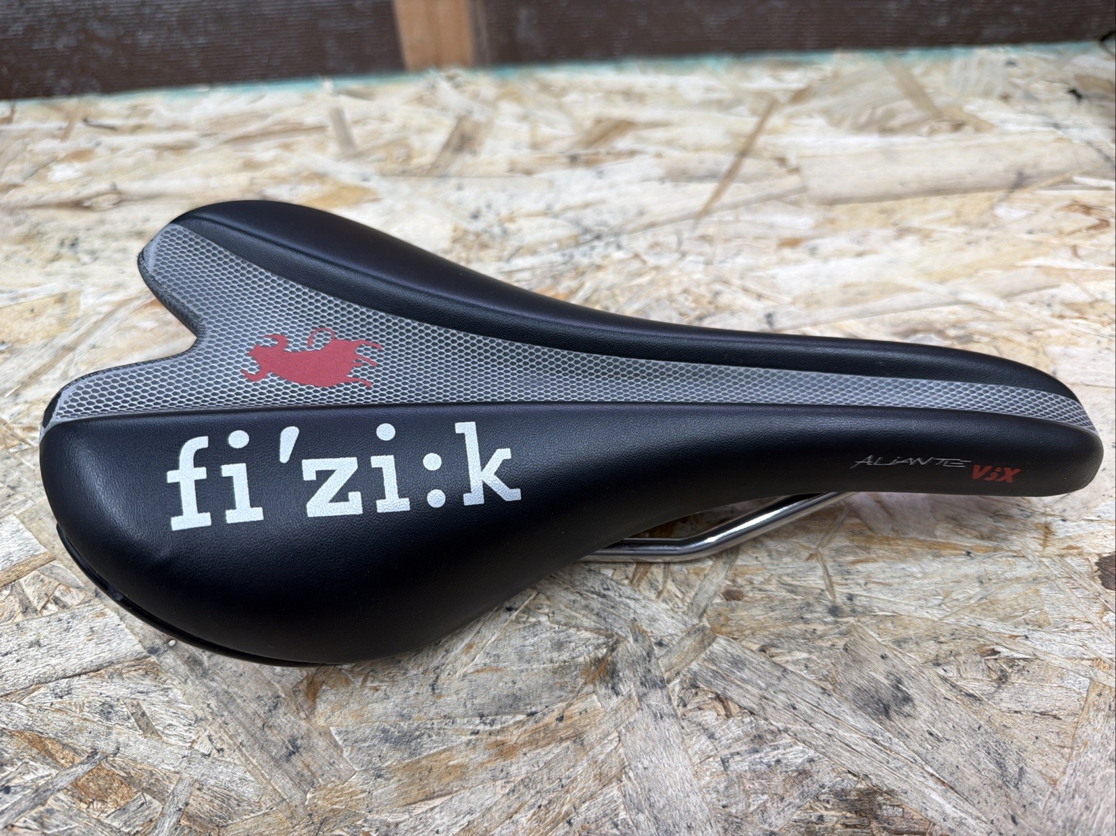 140mm Classic fi’zi:k ALIANTE VSX Black Saddle K:ium Rail Fizik Kium 275g