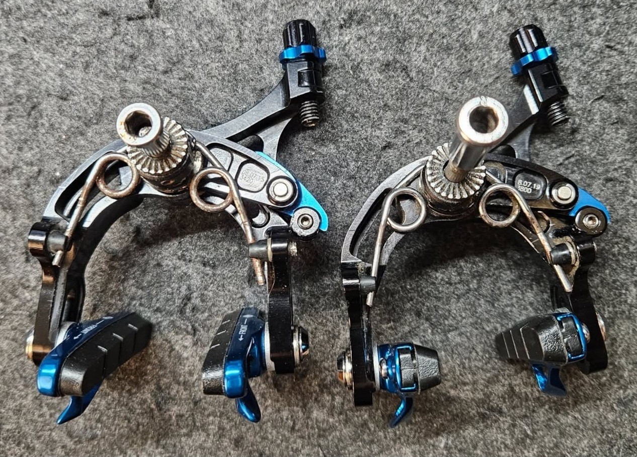 FEATHER BRAKES CNC ROAD CALIPER BRAKES ULTRALIGHT BLACK AND BLUE ANODIZED 230 G