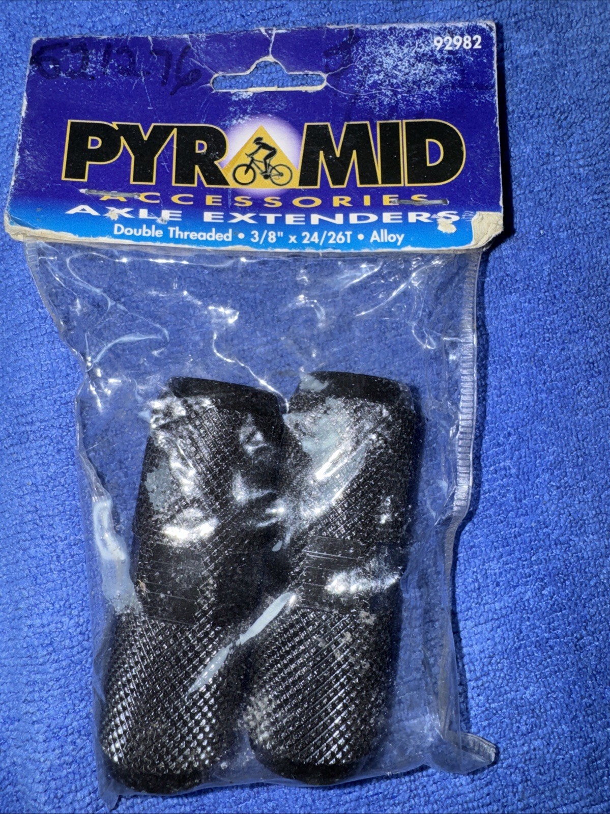 PYRAMID AXLE EXTENDERS KNURLED ALLOY THREADED 24/26 T BLACK PEGS MID SCHOOL NEW