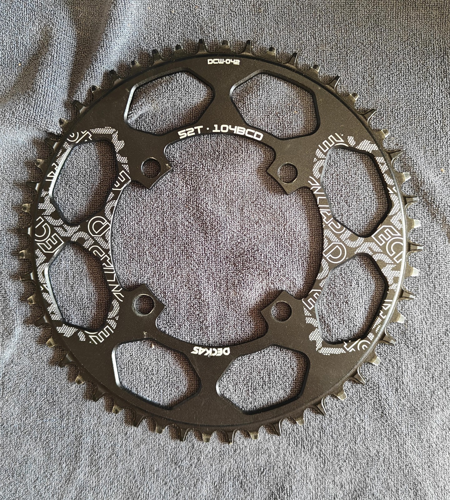 DECKAS DCW-042 52T 104BCD 4-Arm Round Road Chainring Aluminum Black/White