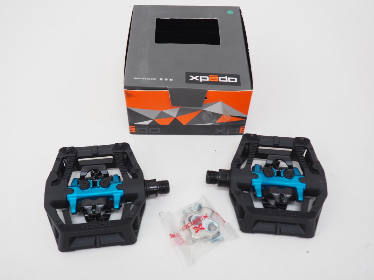 New! Xpedo GFX Neo Blue/Black Clipless Flat/Platform Pedals w/ Cleats
