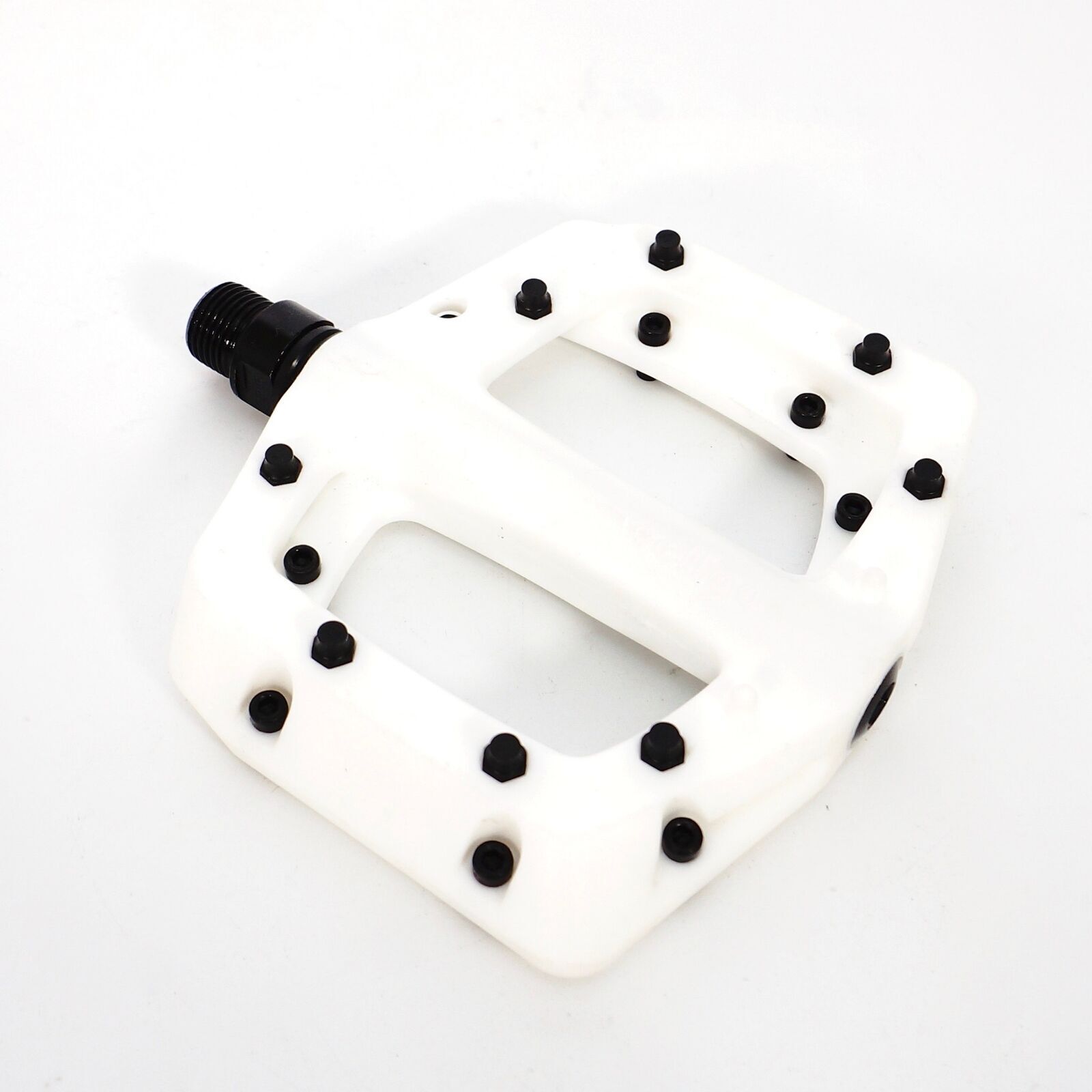 Wellgo Nylon Composite Flat Platform Pedals MTB BMX Bike 16-Pin Sealed 9/16″