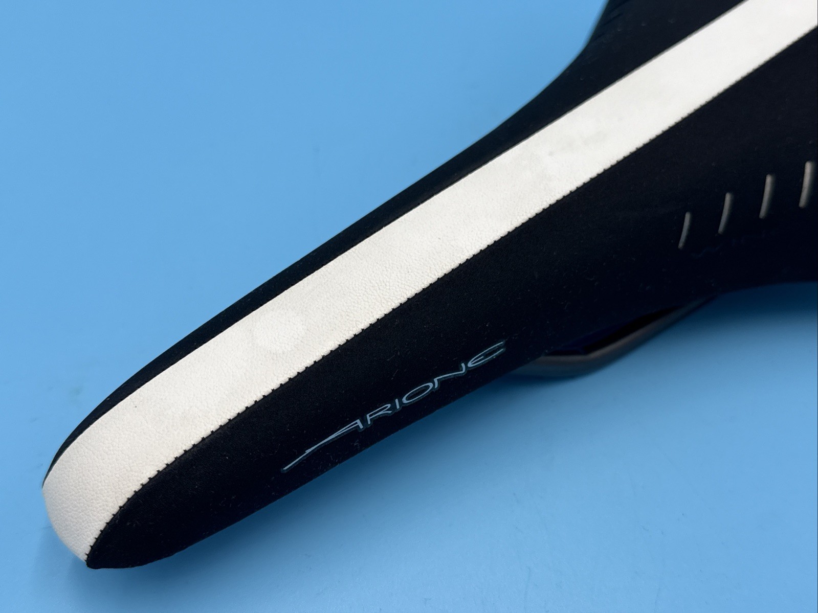 OG fi:zi’k ARIONE 2013 Manganese Rail Black & White Saddle NEW from NEW BIKE!