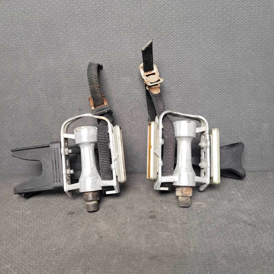 HTI Pedals Alloy A19 Silver 9/16″ Thread w Mismatched Toe Clips Black 70’s Road