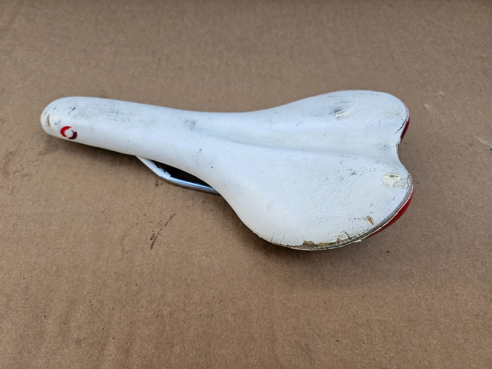 Oval Concepts (Fuji) 300 Road Bike Saddle White Red