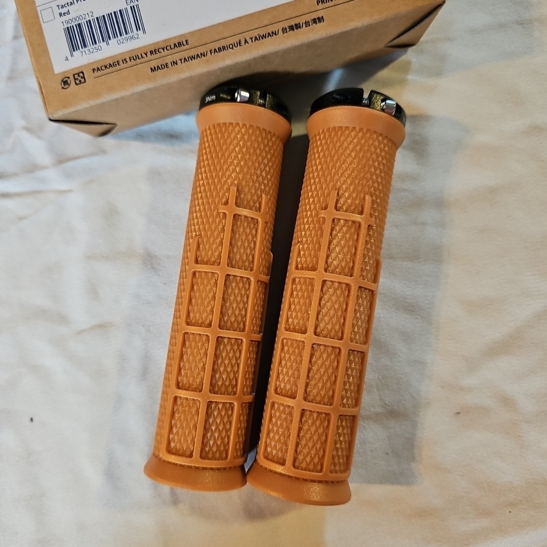 NIB Giant Tactal Pro Single Lock On Grips 132mm Wide on design 35 mm diameter