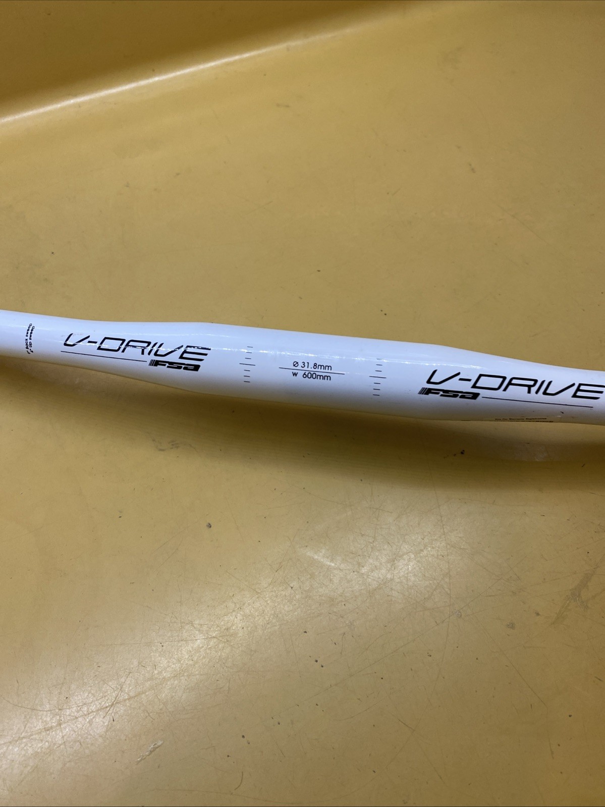 White FSA V-Drive Aluminum 600mm x 9* x 4* x 31.8 Flat Handlebar