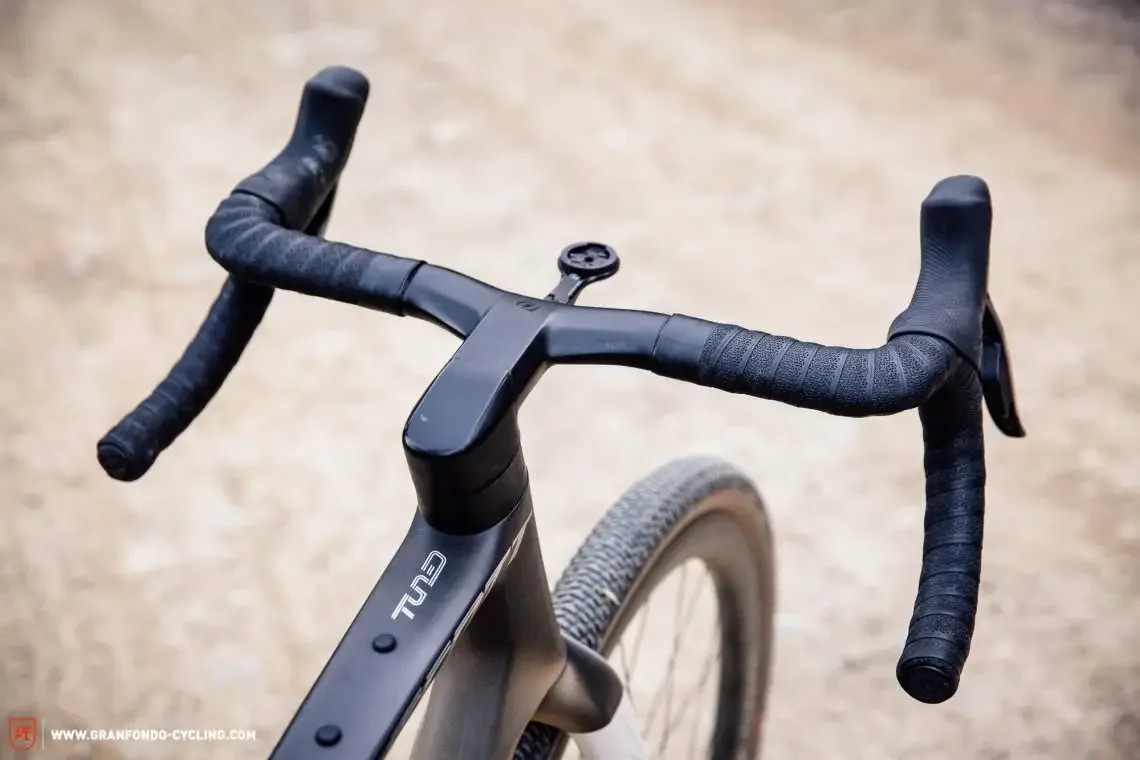 Gravel Road Bicycle Full Internal Cable Routing Carbon Integrated Handlebar