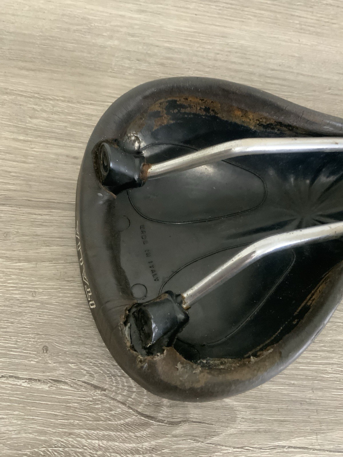 SELLE ITALIA LEATHER ROAD BIKE SADDLE 368 GRAMS 143 MM X 265 MM