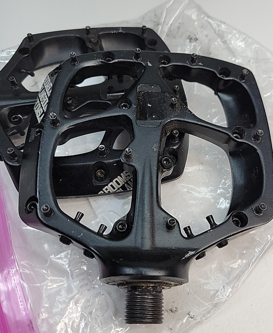 Used Specialized Boomslang Black Pedals Left & Right READ!